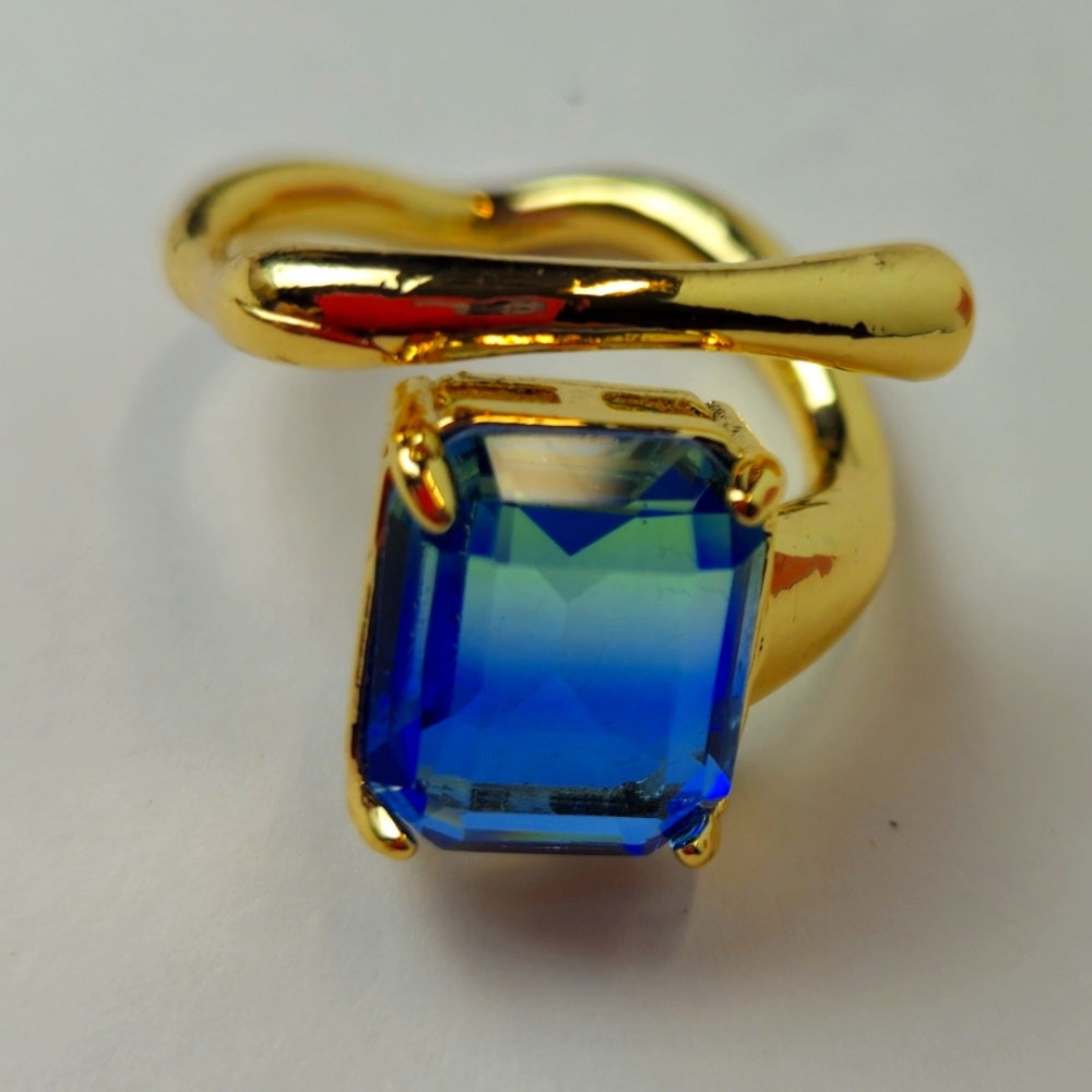 Elegant Gold Toned and Blue Ring (NWOT)